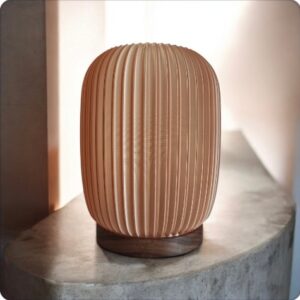 Lampara de mesa, modelo Aura Marron Traslucido con base en Nogal natural.